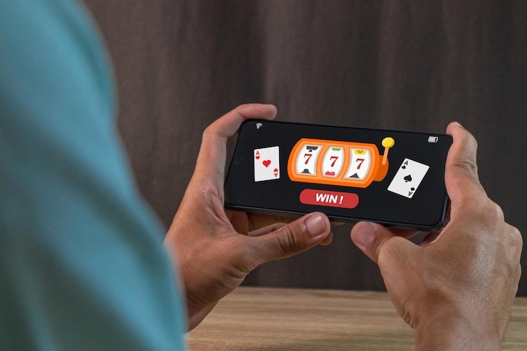 Pengguna membaca promo terbaru dengan teliti